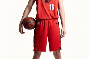 包含波特兰开拓者发布备战花絮；今晚复出首秀；NBA常规赛任务艰巨；球队文化再被提及的词条